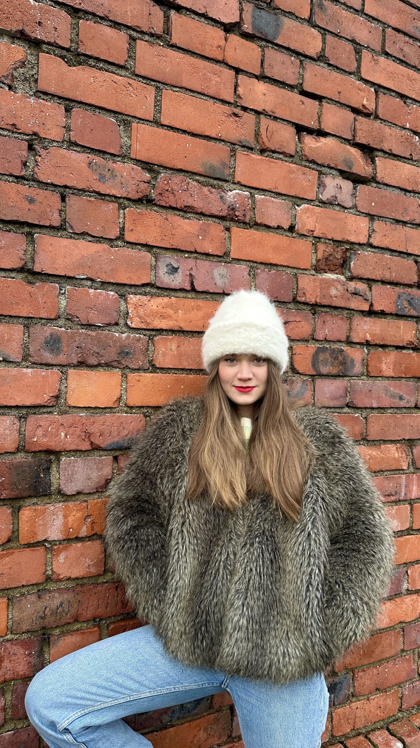 Biała puszysta czapka wełny