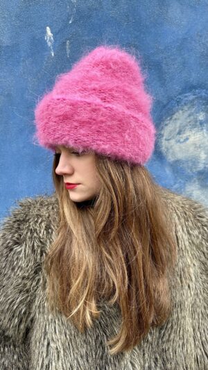 Różowa puszysta czapka z wełny