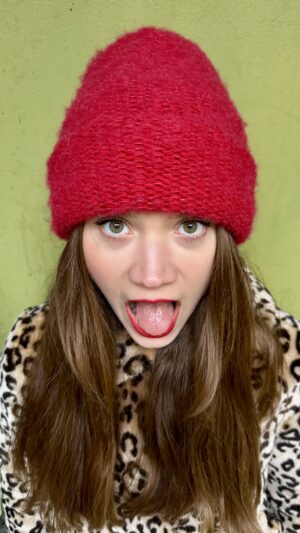 Czerwona wełniana czapka