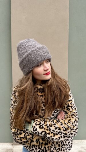 Szara wełniana czapka
