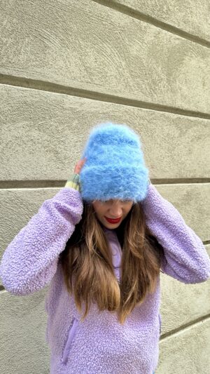 Niebieska puszysta czapka z wełny