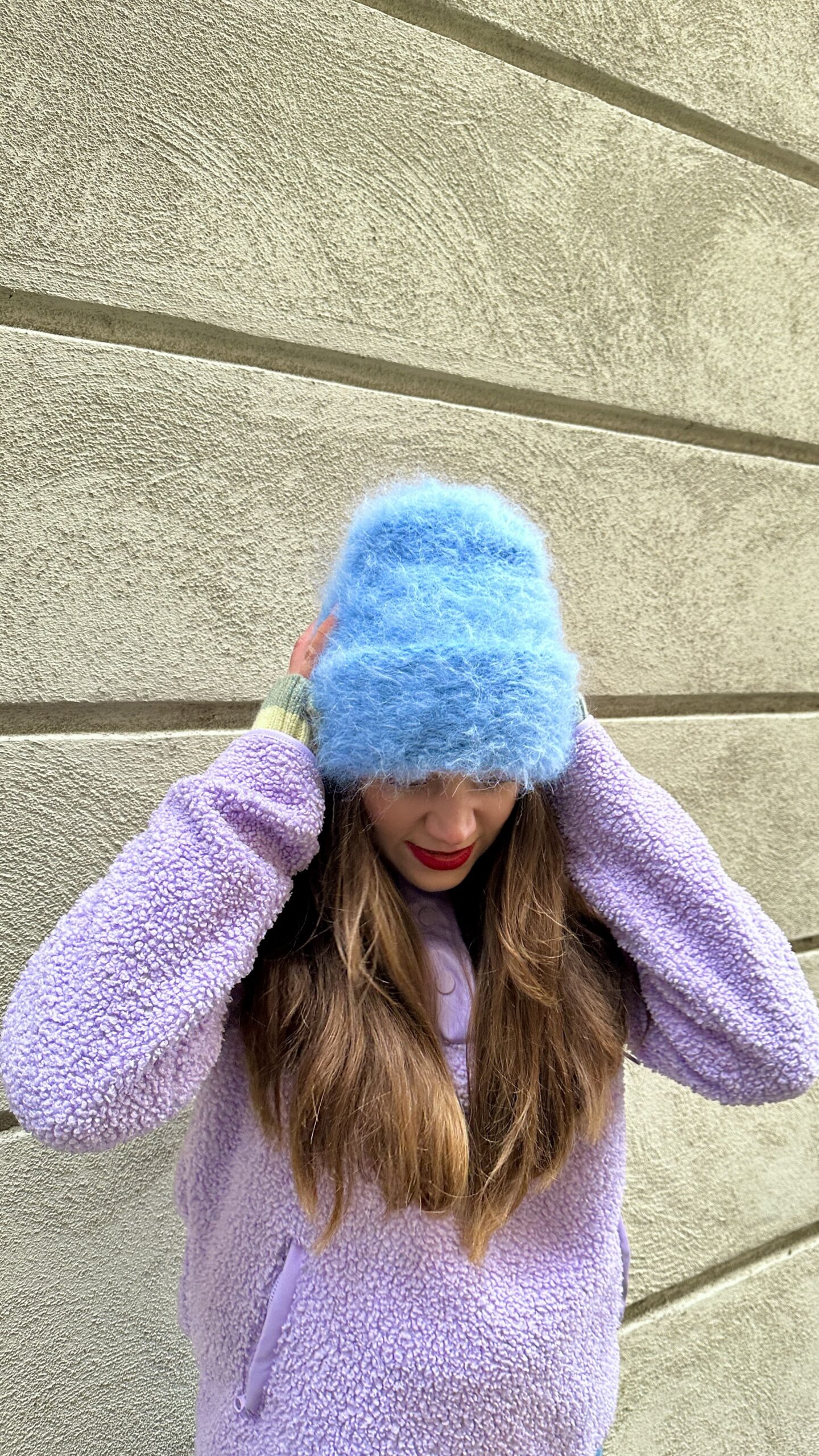 Niebieska puszysta czapka z wełny