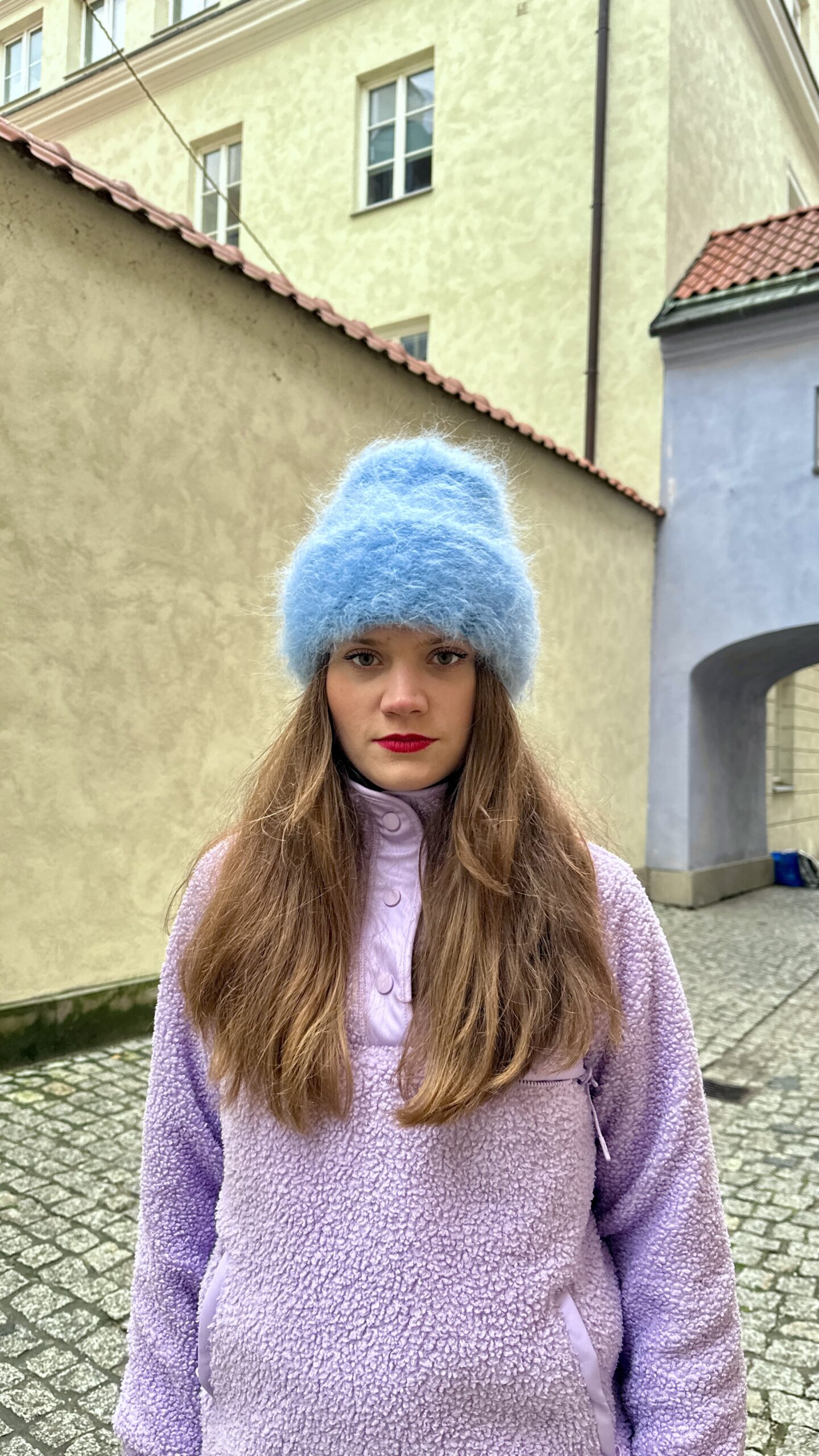 Niebieska puszysta czapka z wełny - obrazek 2